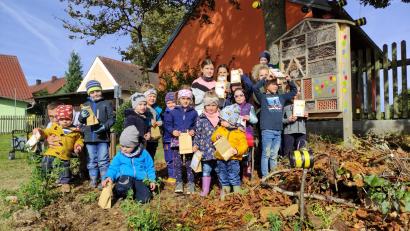 Bild: Nadine Maier/exb 
Die Jüngsten des Vereins bauten ein Winterquartier für Igel.