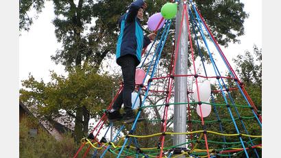 Bild: öt
Unmittelbar nach der Segnung des auf den Namen „Klettermax“ getauften Klettergerüstes testeten die jungen Bewohner in Schwarzenreuth das neue Spielgerät am Generationenplatz.
