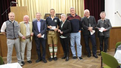 Bild: frd
Seit Jahren verhelfen diese Sportabzeichenprüfer durch intensives Training Hobbysportlern zum Abzeichen. An diesem Abend übergab Manfred Schwander (Zweiter von links) die Leitung dieser Sportabzeichenaktion an André Naumann (Vierter von links). Den langjährigen Einsatz Schwanders würdigte KSK-Vor-sitzender Christian Schießl (links).