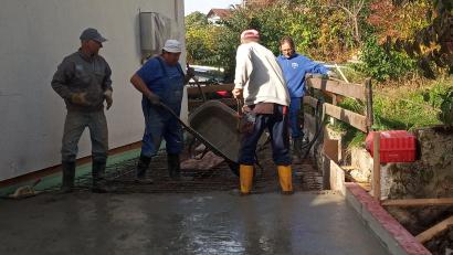 Bild: dl
Die Mitglieder der SRK Thanstein legen sich bei den Arbeiten am Vereinsheim mächtig ins Zeug.