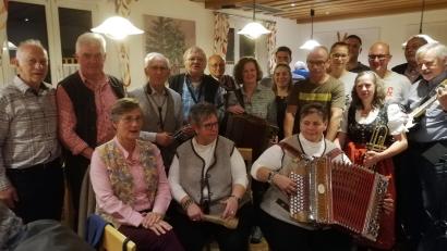 Bild: gmü
Prächtige Stimmung, prächtige Stimmen. Beides garantierte der Musikantenstammtisch in Kaltenbrunn um Organisator Alfons Fehlner (links)