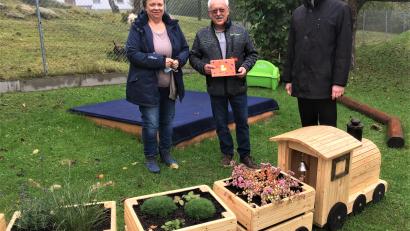 Bild: cro
Pfarrer Georg Gierl (rechts) und Kindergartenleiterin Christine Schwepesch (links) danken Werner Richter (Mitte) für den Holzzug, der den Kleinkinderspielbereich des Kindegartens optisch abgrenzt..