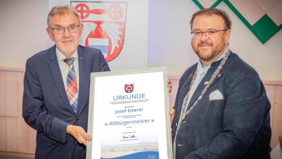 Bild: jsa
Altbürgermeister Josef Etterer mit seinem Nachfolger Hans Walter