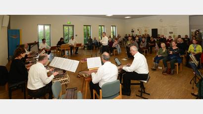 Bild: bey
Das Zitherorchester Ostbayern unter Leitung von Johannes Schubert begeisterte beim Konzert an der KTB.