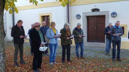 Bild: hir
Bei einem meditativen Spaziergang machten die Gläubigen der Pfarrei Pfreimd an verschiedenen Mariendarstellungen im Stadtgebiet Station.