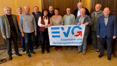 Bild: EVG/exb
Der neu gewählte EVG-Vorstand: Im Bild von links Werner Bouse, Klaus-Dieter Truch, Rudolf Herrmann, Thomas Weimann, Petra Schneider, Maximilian Mohr, Angela Raithel, Udo Dreher, 
Helmut Diener, Roland Peetz, Heinrich Pöhland, Geschäftsstellenleiter Michael Eckel.