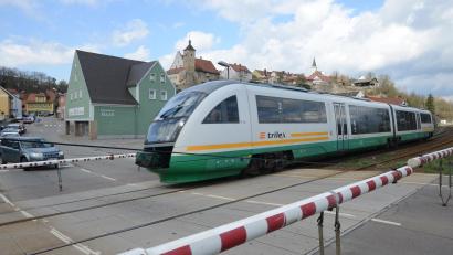 Archivbild: Petra Hartl
Nix geht mehr in der Allerheiligen-Woche: Am Dienstag, 2. November, wird der Bahnübergang Nabburg für mindestens einen Tag gesperrt.
