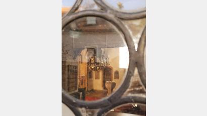 Bild: Annette Punzmann/exb
Am Sonntag, 24. Oktober, wird in Floß eine besondere Fotoausstellung eröffnet. Sie läuft bis November. Dieses Bild zeigt die Kirche St. Peter und Paul in Mantel. Ein besonderer Blick auf Taufstein und Kanzel.