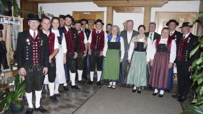 Bild: müb
Der neugewählte Ausschuss des Heimat- und Trachtenvereins Stamm 1921 Sulzbach-Rosenberg mit dem alten und neuen Vorsitzenden Christian Steger (Zweiter von rechts).