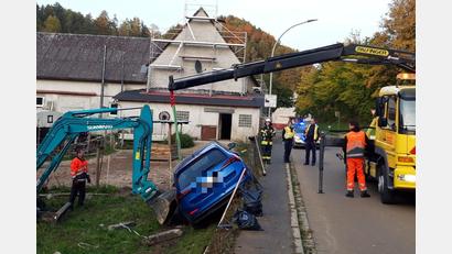 Bild: lei
In gefährliche Schieflage endete die Unfallfahrt einer 65-Jährigen bei Hirschbach: Ein Kran, der zufällig in der Nähe war, sicherte das Auto bis zur Bergung.