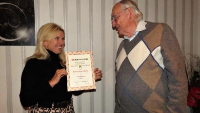 Bild: ubb
KVT-Vorsitzende Petra Schicker überreichte Hans-Geog Schulze mit viel Freude die Urkunde. Schulze ist damit das erste Ehrenmitglied im Kunstverein Tirschenreuth.