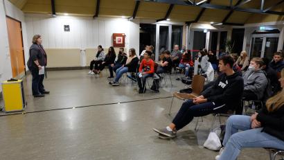 Bild: Netzwerk Inklusion/exb
Christina Ponader (links) moderierte das Filmgespräch an der Mittelschule Mitterteich.
