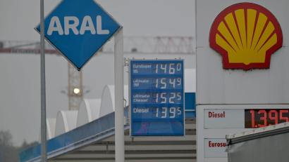 Bild: Harald Tittel/dpa
Hohe Spritpreise in Deutschland lassen die Leute im Ausland tanken.