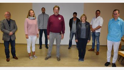 Bild: jr
Neuwahlen gab es beim Pechlattenfixner Dorftheater. Im Bild (von links) Spielleiter Anton Krisch, Simone Zitzlmann, Markus Böx, Vorsitzender Thomas Flügel, Klaus Brandner, Konny Flügel, Bürgermeister Stephan Schübel und Thomas Robl.