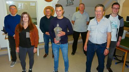 Bild: bsc
Den Siegern beim Kirchweihpokalschießen, Patrick Stengl (vorne, Mitte) sowie Elena-Maria Schlicht (vorne, links) und Thomas Stengl (vorne, rechts), gratulierten (hinten, von links) Bürgermeister Oskar Schuster, Vorsitzender Wolfgang Schlicht, Sportleiter Bernhard Stock und Zweiter Vorsitzender Adrian Käß.