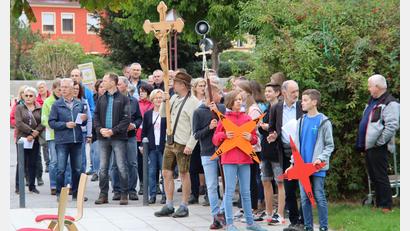 Bild: ads
Groß war die Beteiligung der Gläubigen aus Schnaittenbach, Holzhammer, Neuersdorf und Kemnath an der Sternwallfahrt zum Vitusheim in Schnaittenbach.