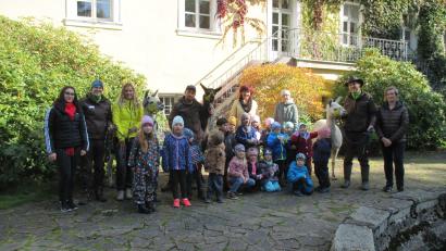 Bild: Kinderhaus Bad Neualbenreuth/exb
Die Mädchen und Buben aus dem Kinderhaus vor dem Landschloss in Ernestgrün.