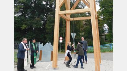 Bild: hai
Emma Kausler und Laura Hertel ließen am Sonntagnachmittag im Beisein von den Geistlichen Sven Grillmeier aus Kirchenlaibach und Hartmut Klausfelder aus Neustadt am Kulm sowie Bürgermeister Christian Porsch (von links) erstmals wieder die Glocke auf dem neuen Glockenturm erklingen