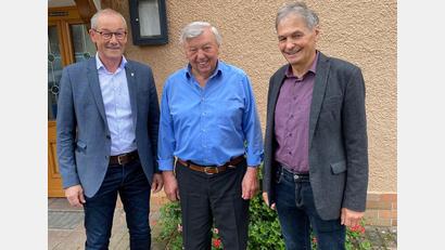 Bild: bö
Seinen 80. Geburtstag feierte Georg Schmidt (Mitte) aus Rieden, wie könnte es anders sein, in seinem Wirtshaus Hirschenwirt. Dazu gratulierten auch Bürgermeister Erwin Geitner und sein Stellvertreter Josef Weinfurtner (rechts)