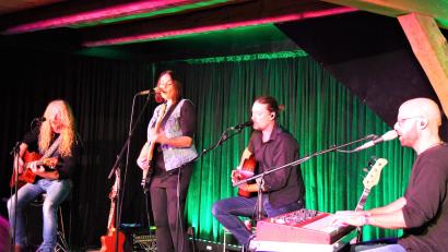 Bild: stg
"Susi Raith und die Spießer" gastierten am Sonntagabend im Schafferhof. Mit ihrem launigem Liedermacher-Pop punkteten sie bei den Zuhörern.