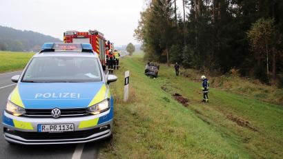 Bild: jma
Die Spuren im Graben nach dem Unfall auf der Bundestraße 470