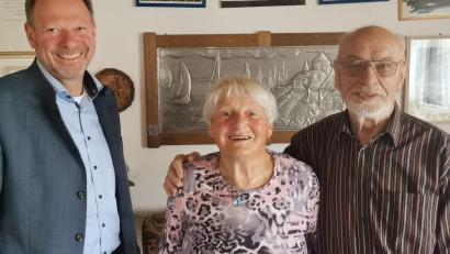 Bild: gef
Im Namen der Gemeinde Freudenberg gratuliert Bürgermeister Alwin Märkl (links) der Jubilarin Helga Göbl, hier mit ihrem Ehemann Josef.