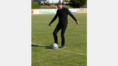 Bild: Herbert Schell/exb
Johann Neugirg feierte kürzlich seinen 70. Geburtstag. Dem TSV Reuth schenkte der Jubilar aus diesem Anlass einen Fußball.