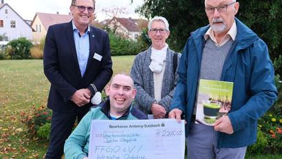 Bild:  Klinikum/Uschold/exb
Dr. Harald Hollnberger, Ärztlicher Direktor des Klinikums Amberg, Reinhard Fraunholz, Mitarbeiter der IT, Brigitta Schöner, Vorsitzende des Fördervereins für Familiengesundheit und Stephan Brem von Club der Wiener Kaninchenzüchter Oberpfalz bei der Spendenübergabe..