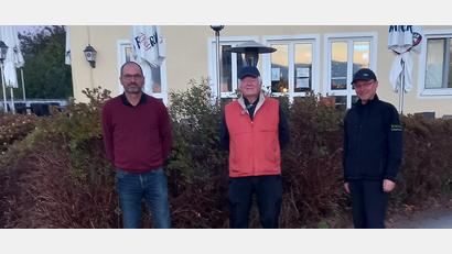 Bild: Golfclub Stiftland/exb
Heinz Engmann (links) und Manfred Tretter (rechts) waren die erfolgreichsten Teilnehmer des „Last Chance“-Turniers. Es gratulierte Golfclub-Stiftland-Präsident Wolfgang Ries.
