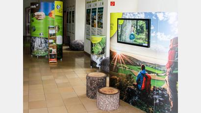 Bild: Claudia Straller, Naturpark Hirschwald/exb
Blick in die Wanderausstellung "Naturparke in Bayern" im Kloster Ensdorf