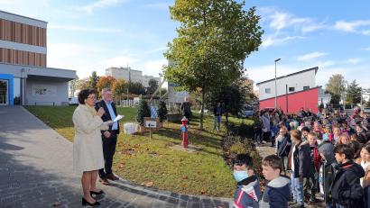 Bild: Wolfgang Steinbacher
Schulleiterin Marion Weigl und Oberbürgermeister Michael Cerny (von links) hielten bei der Einweihung des Erweiterungsbaus der Albert-Schweitzer-Schule kurze Reden.