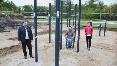 Bild: Benjamin Fremmer/exb 
Bürgermeister Thomas Beer, Jochen Oswald und Sabine Eichinger vom Teublitzer Bauamt (von links) besichtigten den neu errichteten Calisthenics Park.