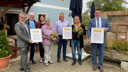 Bild: Tanja Berschneider/exb
Bürgermeister Martin Birner, Tourismusfachmann Werner Dietrich, Elisabeth Stehr und Landrat Thomas Ebeling gratulierten Monika, Günter und Sabine Koller zur Auszeichnung.