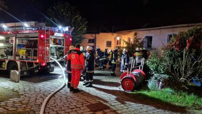 Bild: Feuerwehr Plößberg/exb
Dutzende Feuerwehrleute waren an den Brandort in Bärnau geeilt und hatten das Feuer rasch unter Kontrolle.