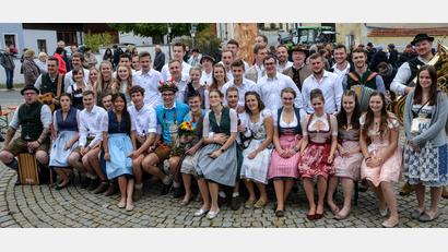 Bild: fdl
Die 15 Kirwapaare versammeln sich nach dem Austanzen zur Musik der „Boazn Briada“ am Kirwabaum.