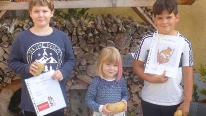 Bild: mad
Die Kinder hatten schon beim Kartoffelanbau ihren Spaß und freuten sich über die kleinen Preise, die sie im Wettbewerb erhielten. Leon Pamler (rechts) wurde Kartoffelkönig.