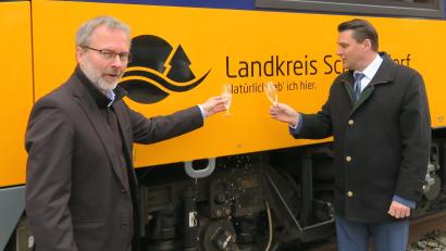 Bild: Hirsch
Mit einem Glas Sekt tauften Länderbahn-Geschäftsführer Wolfgang Pollety (links) und Landrat Thomas Ebeling (rechts) den Triebwagen der "Oberpfalzbahn" auf den Namen "Landkreis Schwandorf".