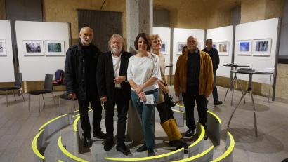 Bild: eib
Inmitten der Mondsichelinstallation: CeBB-Leiterin Veronika Hofinger (Mitte), eingerahmt von Aleš Hnízdil, Václav Fiala, Zuzana Karlíková und Jeff Beer (von links).