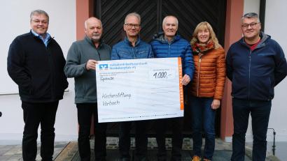 Bild: do
1.000 Euro für St. Anna. Unser Bild zeigt bei der Übergabe des symbolischen Spendenschecks (von links) Pfarrer Pater Adrian Kugler, Kulturvereinsvorsitzenden Gerd Retzer, Vereins-Schatzmeister Alois Hofmann, Kirchenpfleger Robert Biersack, Pfarrgemeinderatssprecherin Gertraud Hofmann und Kirchenrechner Erich Biersack.