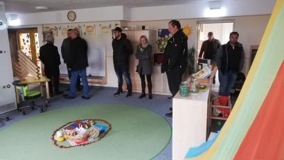 Bild: gmü
Der Umbau der Räume für die Kindergarten-Gruppe Fuchsbau in der Grundschule ist gelungen. Davon überzeugen sich die Gemeinderäte.