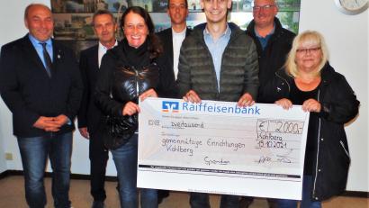 Bild: jml
Spender und Empfänger mit der Bildcollage von „Marthe“. Den Scheck über 2000 Euro fest in der Hand halten (von links) Kindergartenleiterin Marion Eitel, Zweiter SV-Vorsitzender Michael Knöbl und Wilma Bäumler vom Büchereiteam. Bürgermeister Gerhard List freut sich über den Zuschuss zum Bild im Hintergrund. Prokurist Helmut Forster und Zweigstellenleiter Dominik Pritzl aus Weiherhammer überbrachten den Geldsegen, den Sportvereinschef Thomas Knöbl für die Arbeit mit jungen Kickern einsetzen wird (hinten, von links).