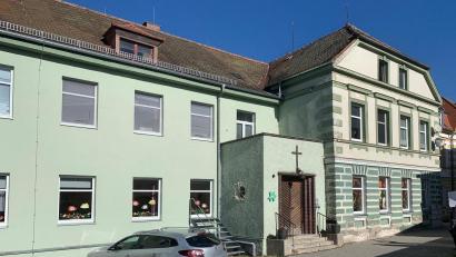 Bild: ck
Das nächste Projekt rund um das Haus für Kinder Gottfried Sperl in Vohenstrauß wartet bereits: Das Gebäude, in dem sich der Hort und Wohnungen befinden, wird saniert.
