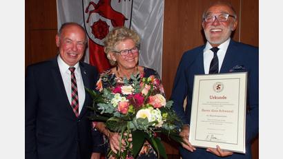 Bild: e
Bürgermeister Roland Strehl (von links) überreicht Alois Schwanzl, hier mit Ehefrau Angelika, die Ernennungsurkunde zum Ehrenbürger der Gemeinde Kümmersbruck.