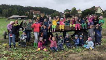 Bild: Monika Steffens/exb
Die Buben und Mädchen des Schwarzachtal-Kindergartens Schwarzhofen durften Rüben ernten.