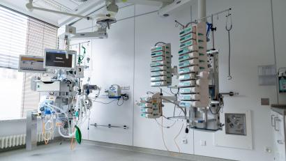 Symbolbild: Fabian Strauch/dpa
In vielen bayerischen Kommunen werden Intensivbetten knapper.