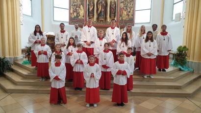Bild: Richard Beer
Ausgeschiedene und neue Ministranten der Pfarrei Herz Jesu Rosenberg.