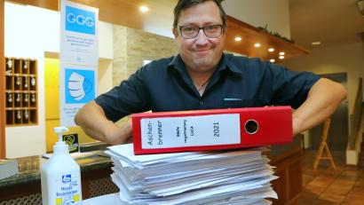 Bild: Wolfgang Steinbacher
Daniel Aschenbrenner atmet auf: Dass die Kontaktdatenerfassung wegfällt, ist für ihn eine große Erleichterung. Auf dem Tisch: Die Kontaktdaten von diesem Jahr.