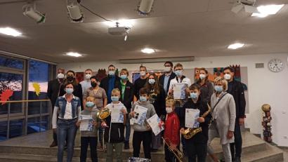 Bild: hme
Die erfolgreichen Jungmusiker mit den Verantwortlichen der Blaskapelle Pirk und der Schule.