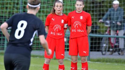 Archivbild: Hubert Ziegler
Die Theuerner Abwehr um Kapitänin Lena Götz (im roten Trikot links) muss sich auf einen ungemütlichen Nachmittag in Niederbayern einstellen.