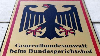 Bild: Uli Deck
Ein Schild mit Bundesadler an der Bundesanwaltschaft. Foto: Uli Deck/dpa/Symbolbild